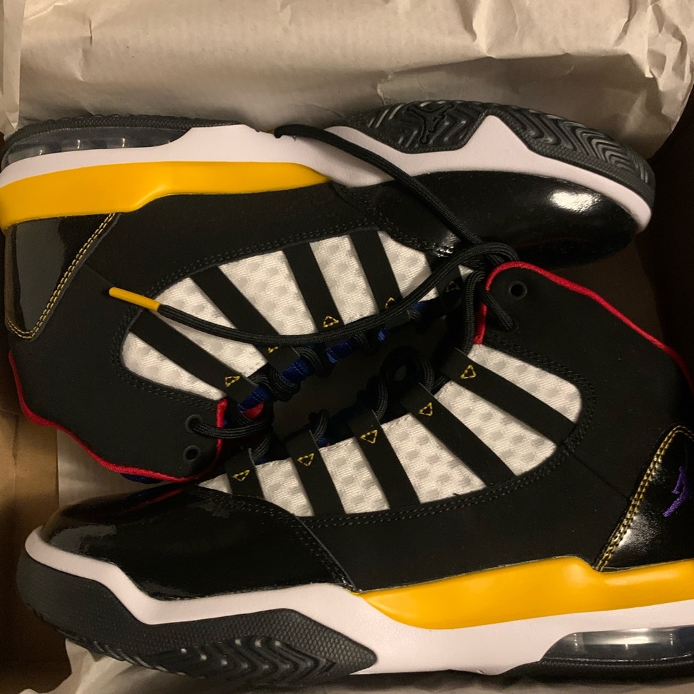 Size 6.5Y Jordan Max Aura